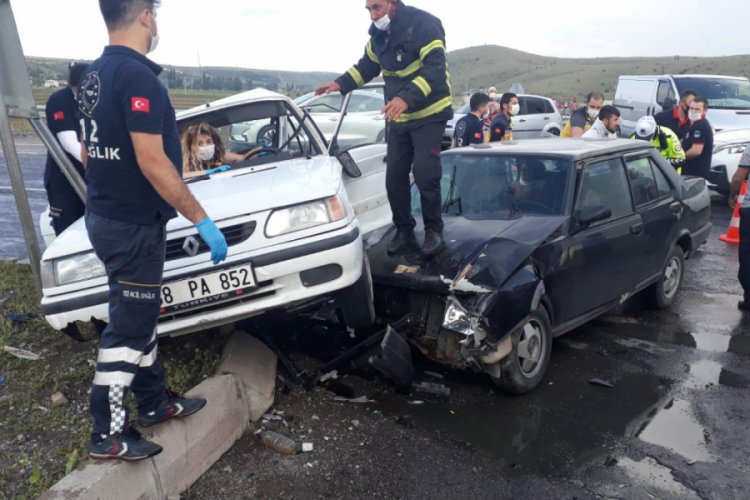 İki otomobil &ccedil;arpıştı: 9 yaralı