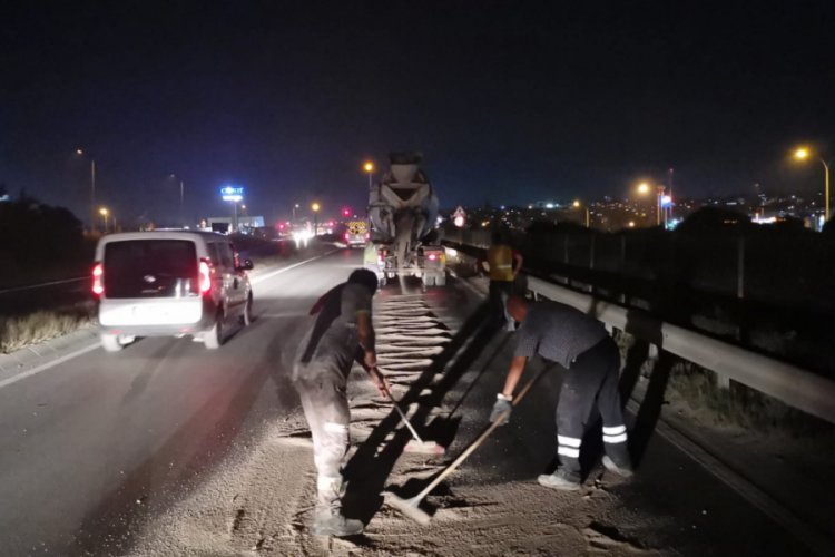 Yola d&ouml;k&uuml;len yağ ulaşımı aksattı