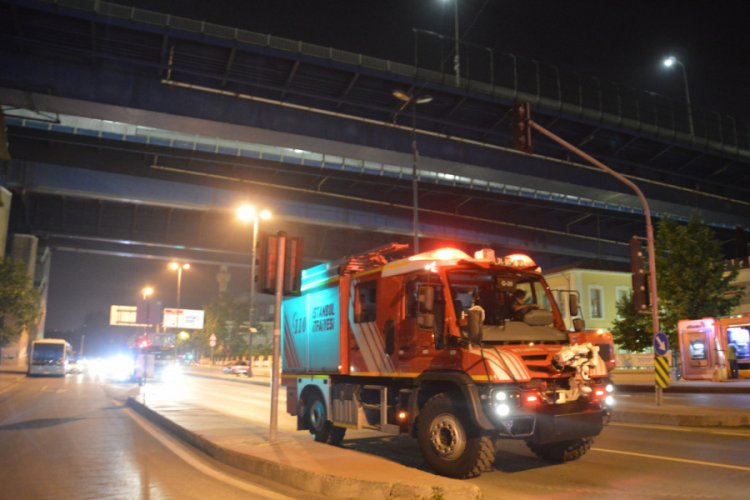 Hali&ccedil; K&ouml;pr&uuml;s&uuml;'nden atlamak isteyen şahıs ikna edildi