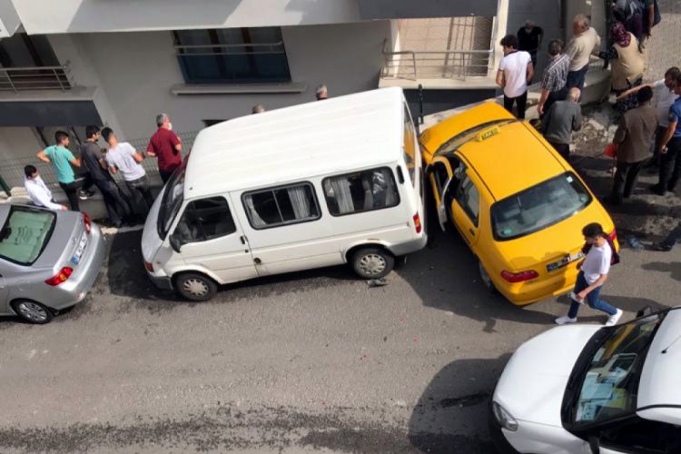 Taksinin &ccedil;arptığı kişi, 5 metreden d&uuml;şerek &ouml;ld&uuml;