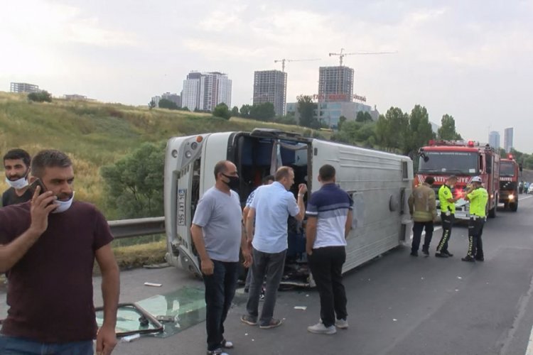 Hadımk&ouml;y'de kaza yapan minib&uuml;s devrildi