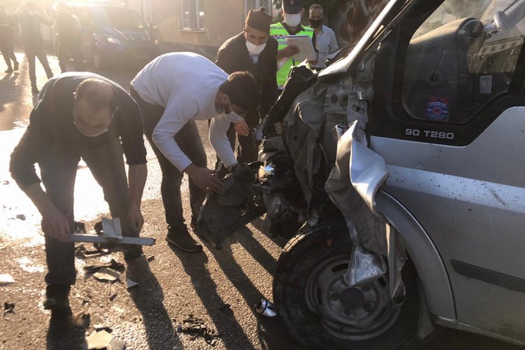 Bursa'da minib&uuml;s ile beton mikseri &ccedil;arpıştı: 2 yaralı