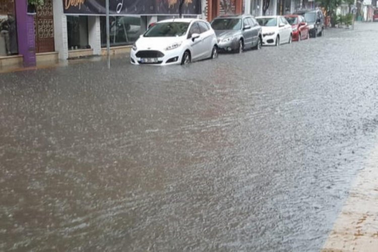 Yalova'da sağanak! Yollar g&ouml;le d&ouml;nd&uuml;