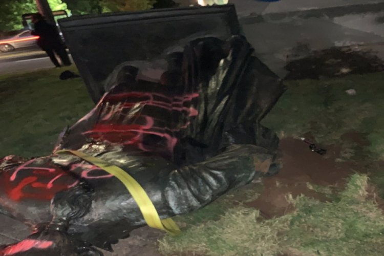 Portland'da g&ouml;stericiler George Washington heykelini yıktı