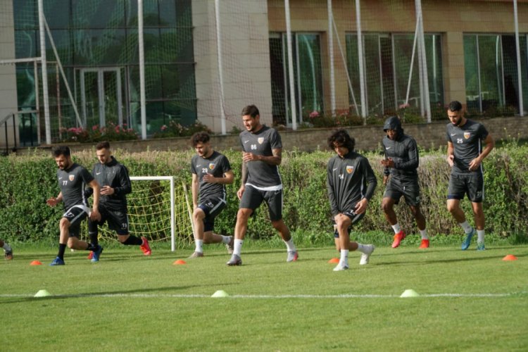 Kayserispor'da teknik heyet ve futbolcuların koronavir&uuml;s testi negatif &ccedil;ıktı