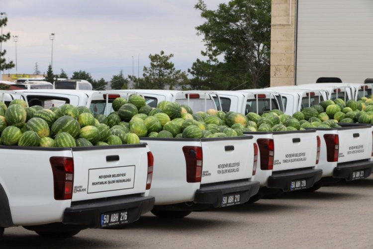 Nevşehir'de LGS'ye girecek &ouml;ğrencilere karpuz dağıtıldı