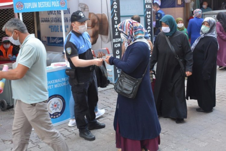 Bursa'da polisler dolandırıcılığa karşı vatandaşlara broş&uuml;r dağıttı