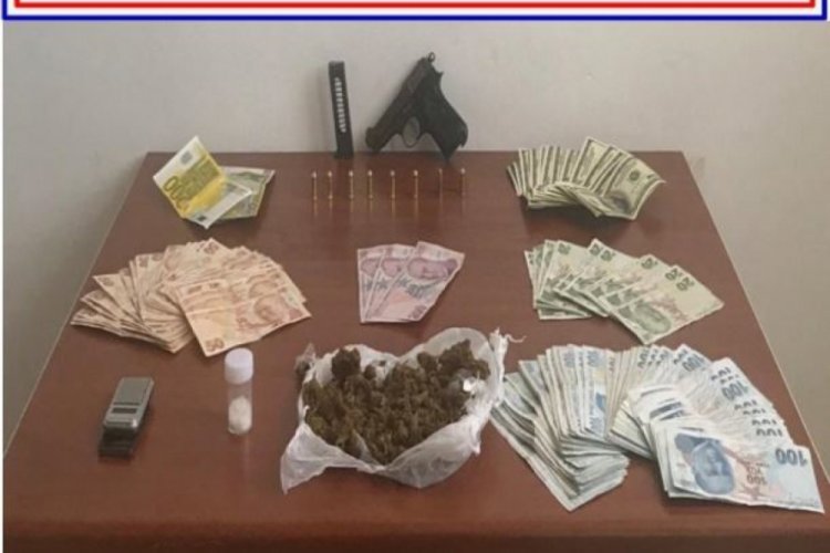 Uyuşturucu satıcıları sahte dolar ve euro ile yakalandı