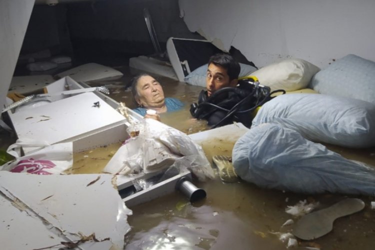 Su basan hastanenin bodrum katında mahsur kalan engelli kadını dalgı&ccedil;lar kurtardı