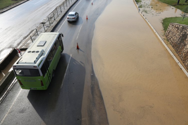Sel sularının kapattığı D-100 karayolu 5 saatte trafiğe a&ccedil;ılabildi
