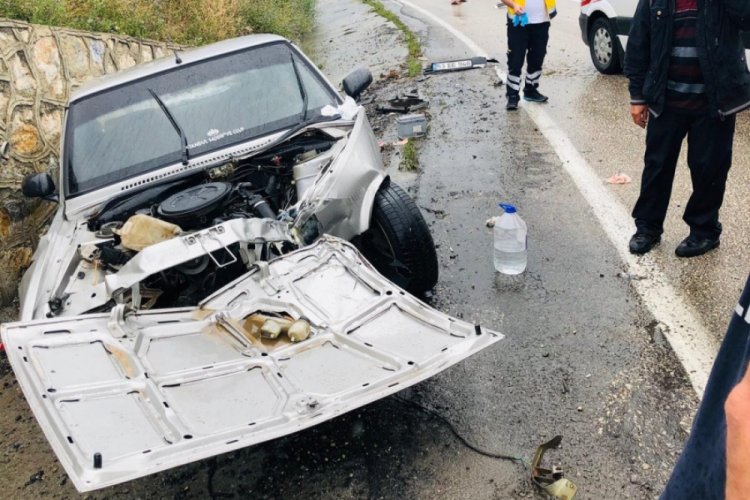 Kontrolden &ccedil;ıkan otomobil duvara &ccedil;arptı
