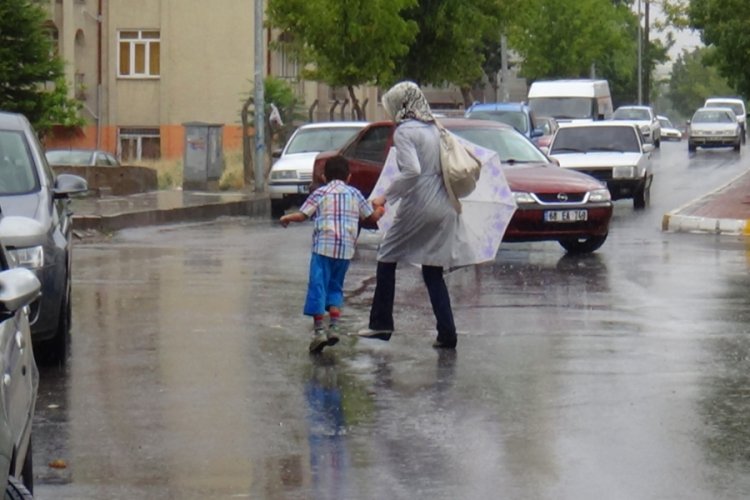 Vatandaşlar şiddetli sağanak yağmura hazırlıksız yakalandı