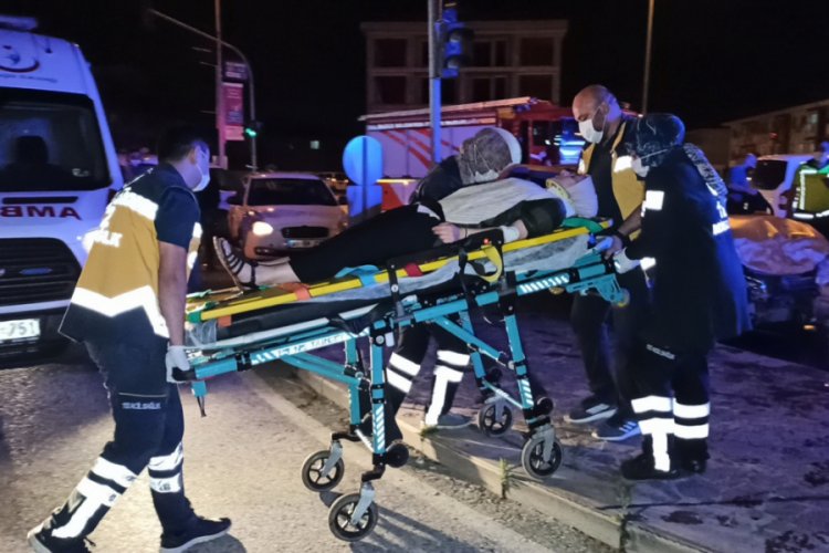 Hafif ticari ara&ccedil; ile otomobil &ccedil;arpıştı