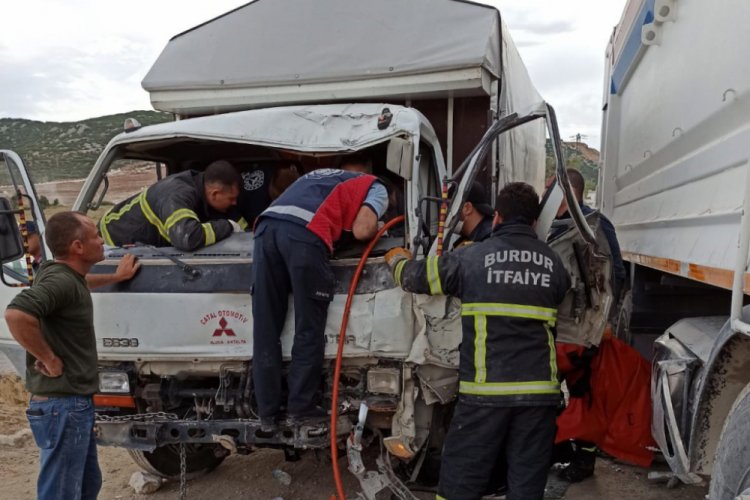 Ara&ccedil;ta sıkışan 2 yaralı ara&ccedil; par&ccedil;alanarak kurtarıldı
