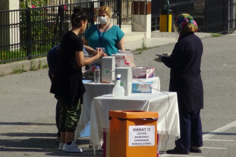 Bursa'da korona vir&uuml;s&uuml; g&ouml;lgesinde 50 bine yakın &ouml;ğrenci sınavda ter d&ouml;kt&uuml;
