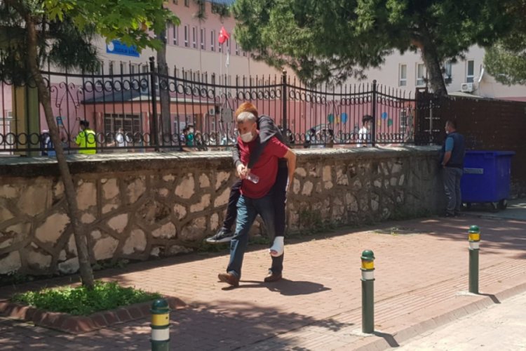 Bursa'da bacağı al&ccedil;ılı oğlunu, sınava sırtında taşıyarak getirdi