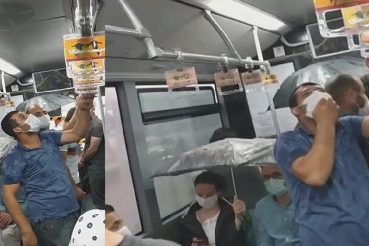 Metrob&uuml;ste tavandan akan sudan şemsiyeyle korundular
