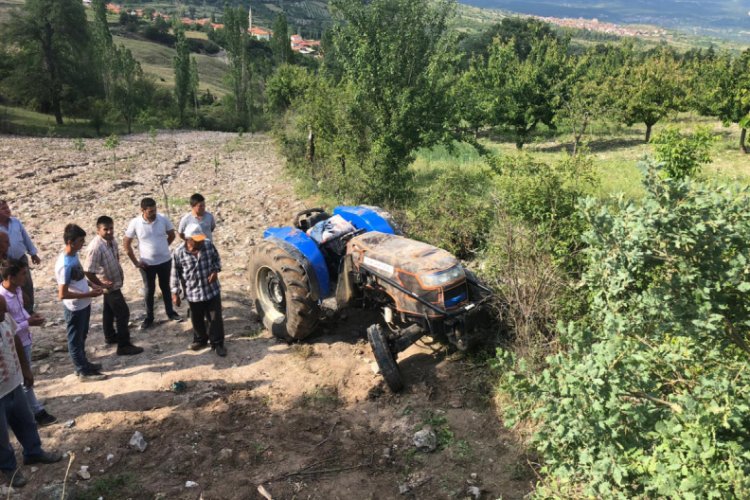 Bursa'da sürücüsünün kontrolünden çıkan traktör tarlaya devrildi; 1 yaralı
