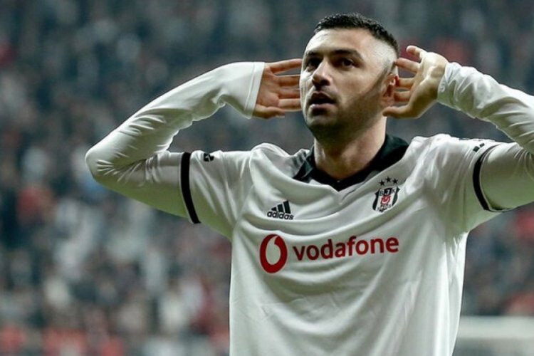 Burak Yılmaz, Beşiktaş kul&uuml;b&uuml;n&uuml;n kongre &uuml;yesi oldu
