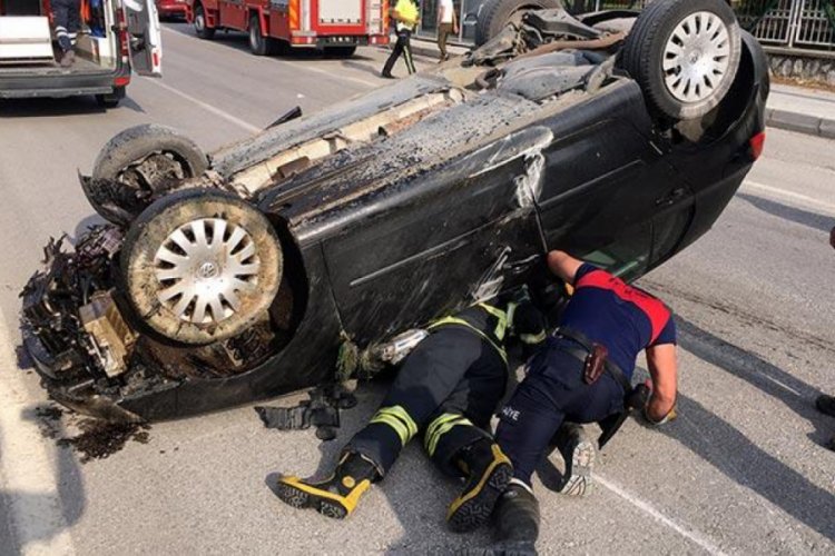 Takla atan otomobildeki 3 kişi yaralandı