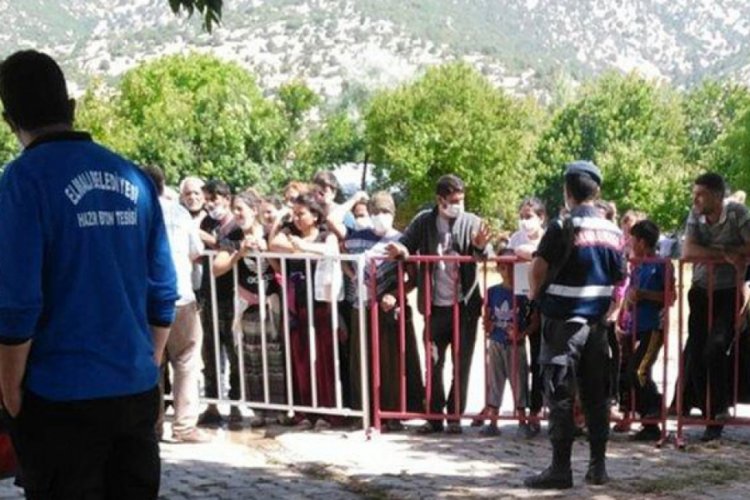 Şehir dışından gelen &ccedil;iftte vir&uuml;s tespit edildi, t&uuml;rbe ziyarete kapatıldı