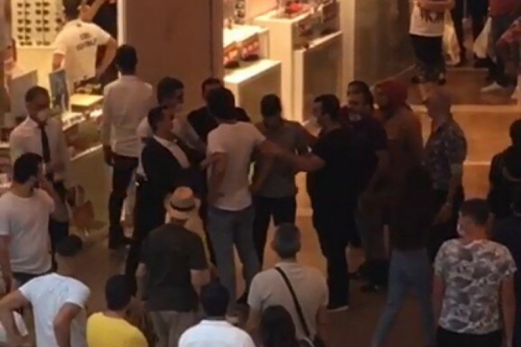 AVM'de &ccedil;ıkan kavgayı izlemek i&ccedil;in 'sosyal mesafe' kuralını hi&ccedil;e saydılar