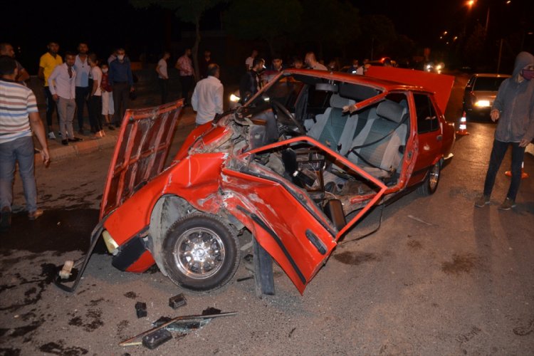 İkiye b&ouml;l&uuml;nen otomobilden sağ kurtuldu