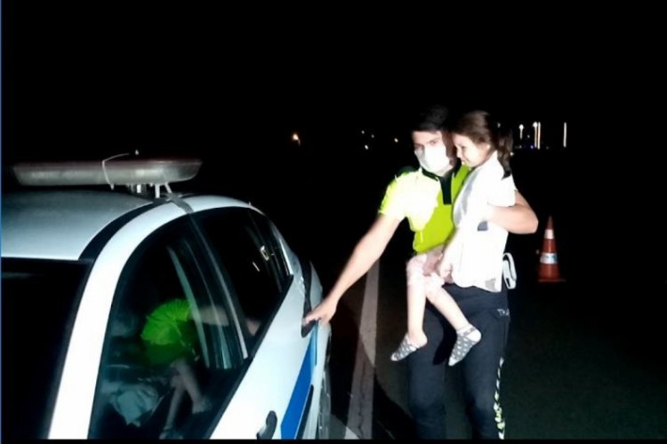 Kaza sonrası ağlayan &ccedil;ocuğa polis şefkati!