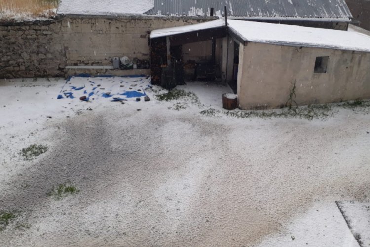 Kars'ta sabah saatlerinde dolu yağışı