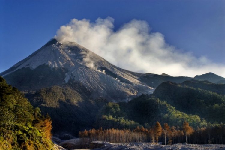 Endonezya'da Merapi Yanardağı'nda patlama