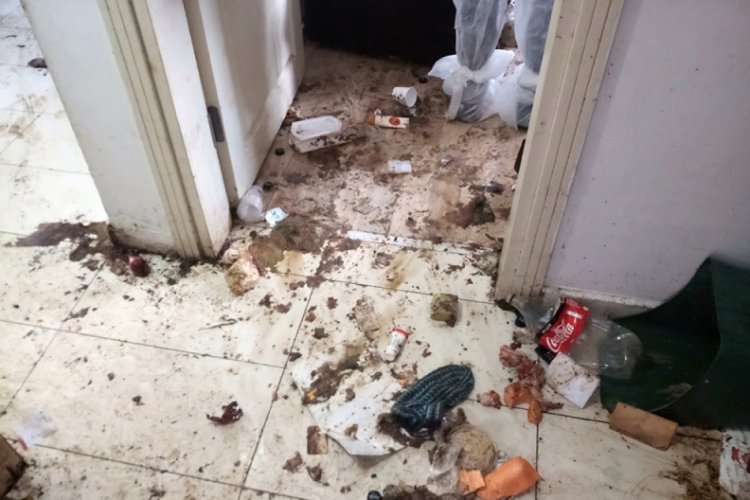 Komşuları şikayet etti, evden 3 kamyon &ccedil;&ouml;p &ccedil;ıktı