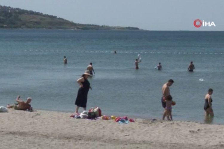 Plajlarda sosyal mesafe hi&ccedil;e sayıldı