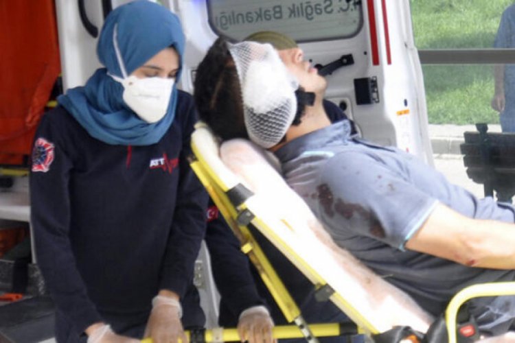 Kavga ettiği postacının kulağını ısırarak kopardı
