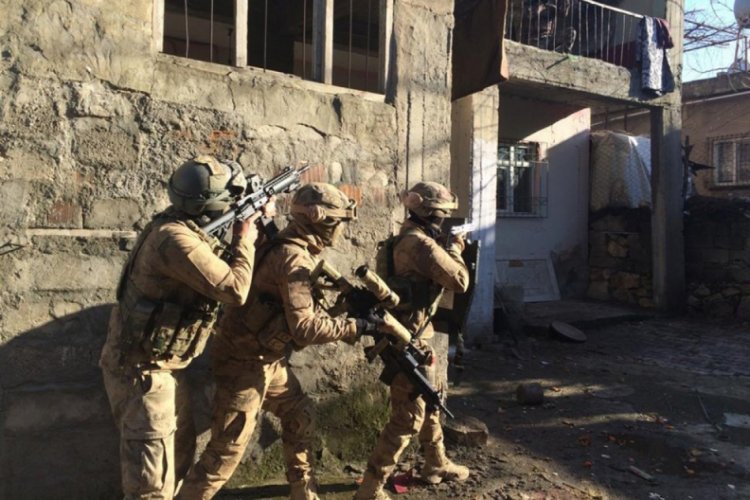 Mardin'de ter&ouml;r operasyonu: 8 g&ouml;zaltı