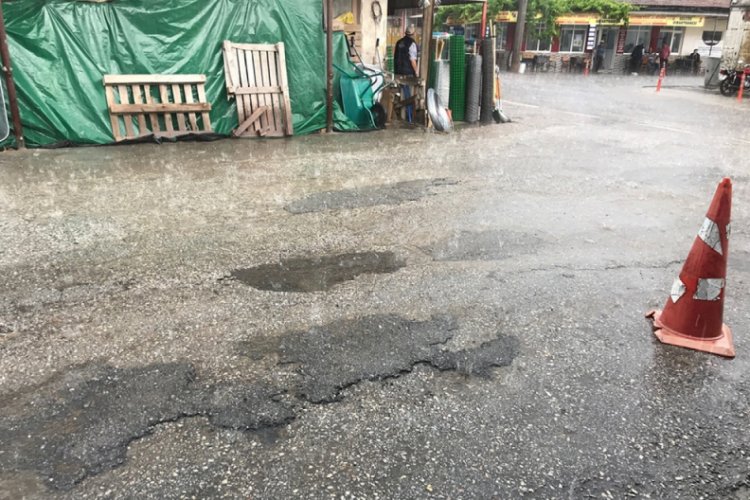 &Ccedil;anakkale'ye bilye b&uuml;y&uuml;kl&uuml;ğ&uuml;nde dolu yağdı
