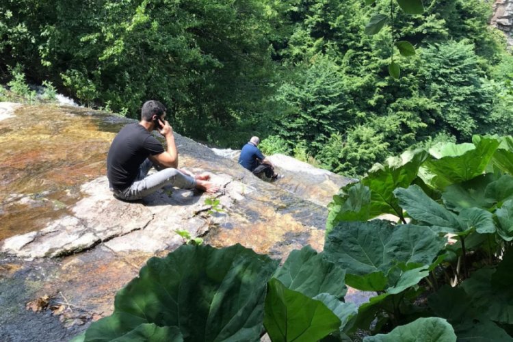 Bursa'da şelalede selfie &ccedil;ekerken aşağıya d&uuml;şt&uuml;