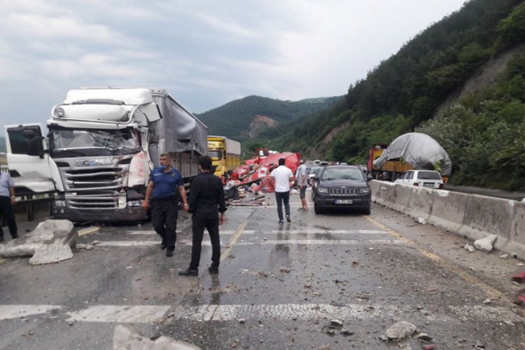 Tır ortalığı savaş alanına &ccedil;evirdi: 5 yaralı