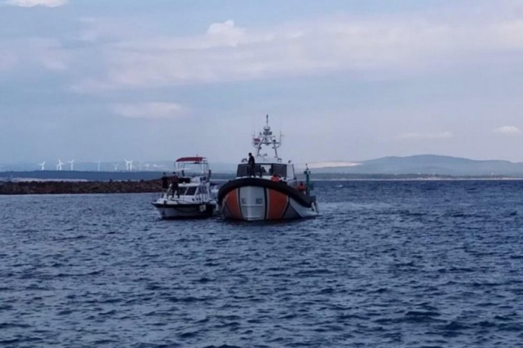 Arızalanan teknedeki 8 kişiyi Sahil G&uuml;venlik kurtardı