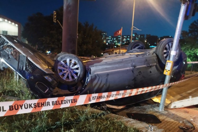 Otomobil İETT otob&uuml;s&uuml;ne &ccedil;arptı, &ccedil;ocuklar &ouml;l&uuml;mden d&ouml;nd&uuml;