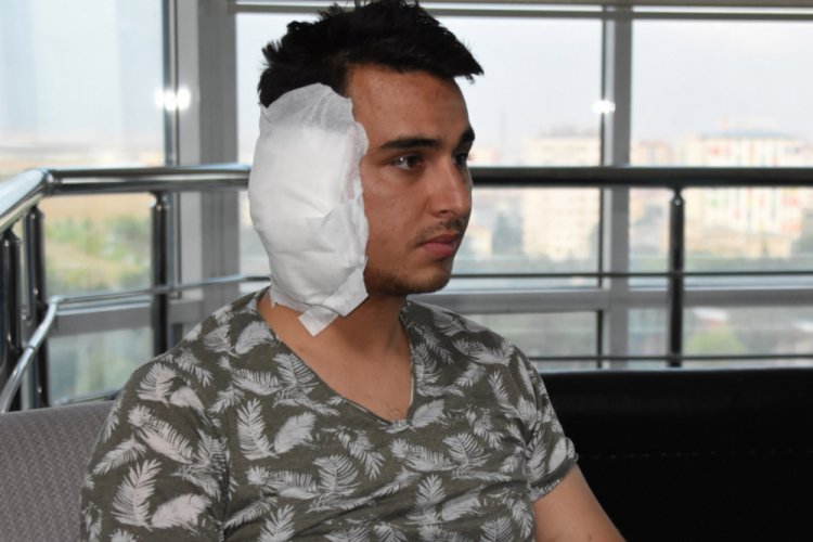 Postacının kavga sırasında ısırılarak kopan kulağı yerine dikilemedi