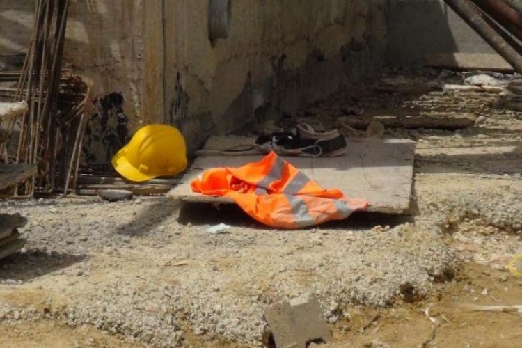 Bursa'da kalıp &ccedil;akarken ağır yaralanan iş&ccedil;i hayatını kaybetti