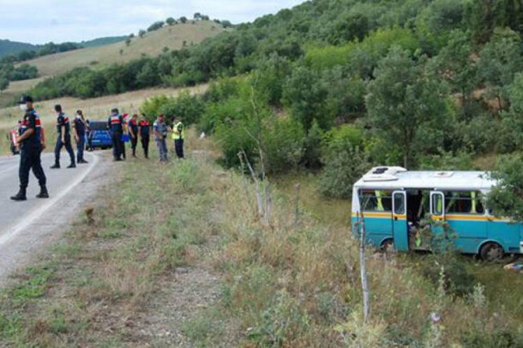Yol dışına savrulan minib&uuml;steki 13 tarım iş&ccedil;isi yaralandı