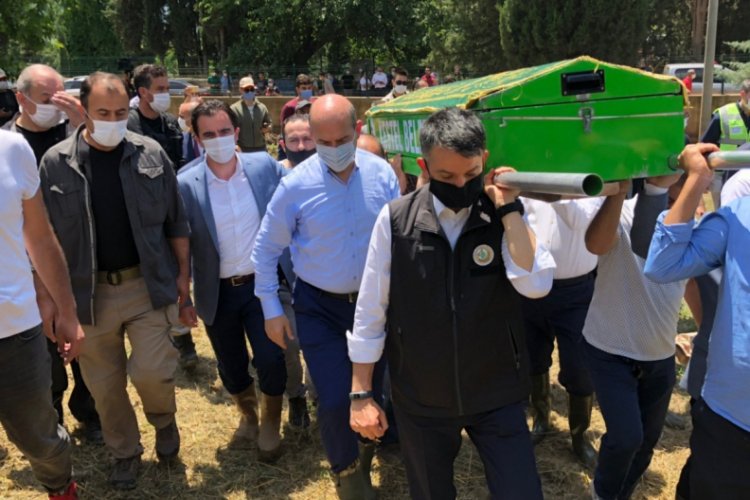 Bursa'daki sel felaketinde hayatını kaybeden Kader'in tabutunu bakanlar taşıdı