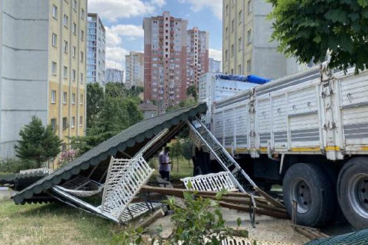 Freni boşaldığı iddia edilen kamyon kamelyaya daldı