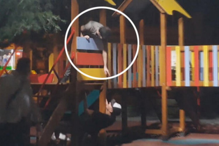 Maskeyle g&ouml;zlerini kapatıp k&ouml;rebe oynadılar