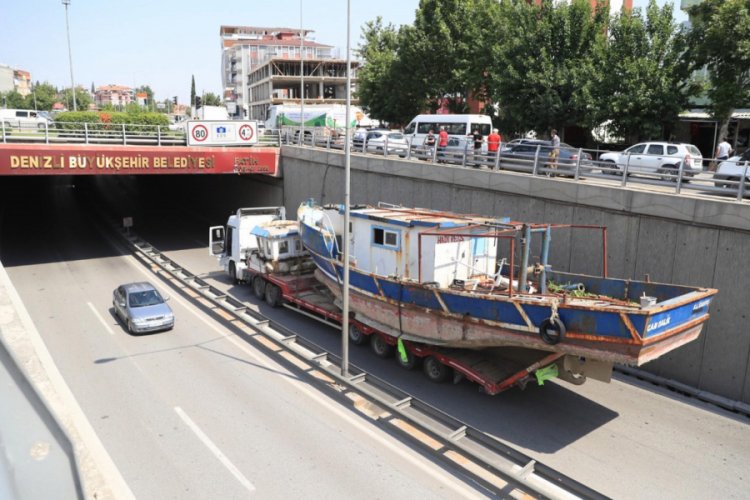 Tekne y&uuml;kl&uuml; TIR, alt ge&ccedil;itten ge&ccedil;emedi