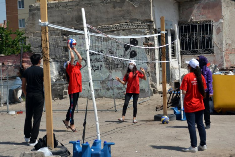 Voleybol tutkunu aileye federasyondan malzeme desteği