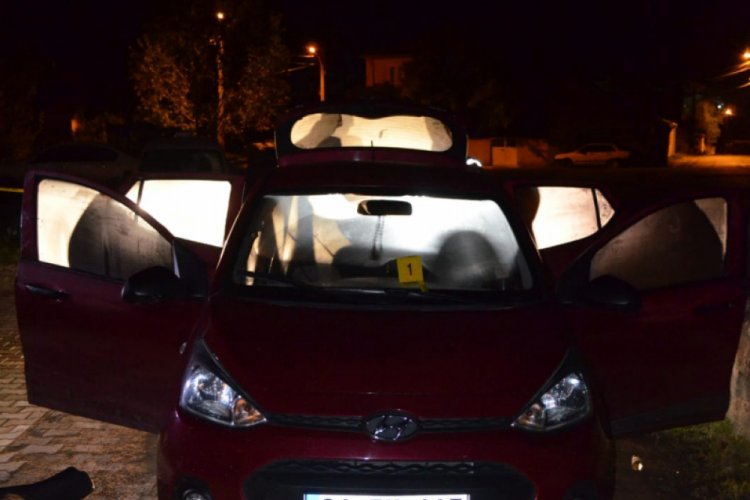 Otomobilde arkadaşını başından vurup, dere kenarında &ouml;l&uuml;me terk etti
