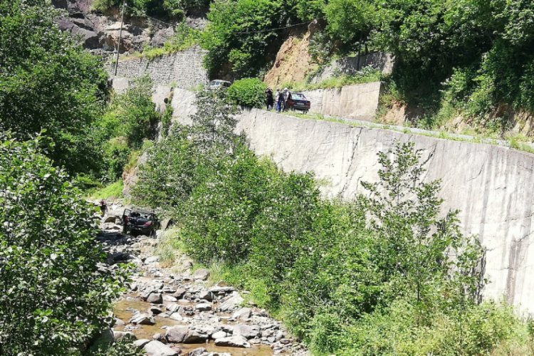 Otomobil u&ccedil;uruma yuvarlandı: 1'i ağır 2 yaralı