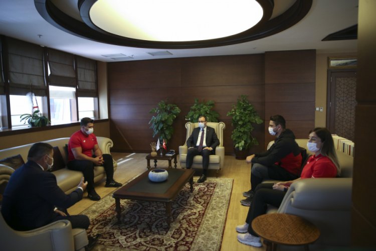 Milli g&uuml;reş&ccedil;iler, Bakan Kasapoğlu'nu ziyaret etti